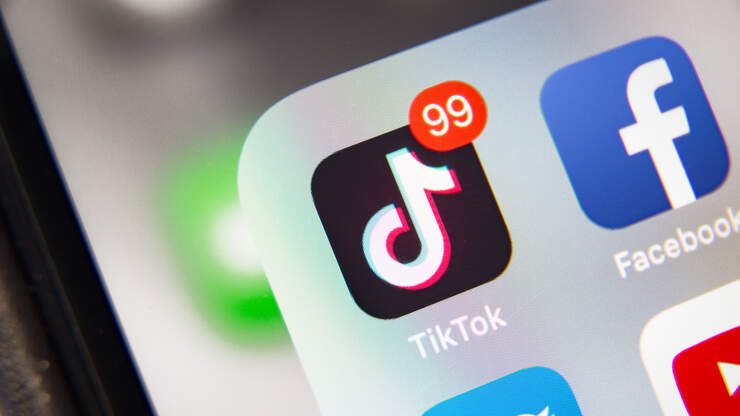 #TIKTOK: TikToker Claims Beauty Trend Can “Brainwash Men..." but does it? | 98.5 The Cat